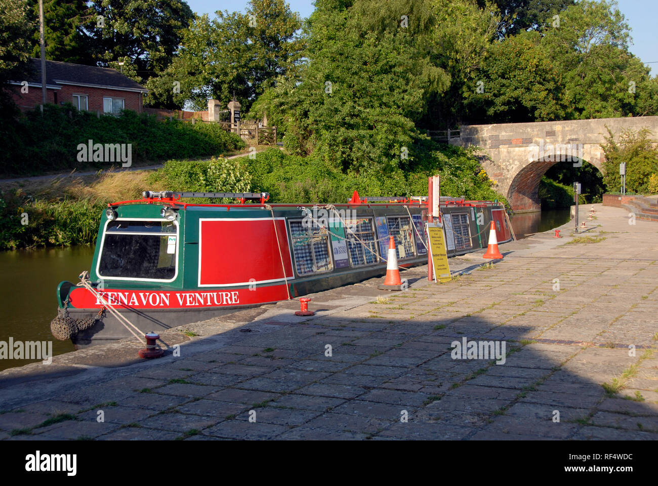 Kenavon Venture barge moored at Devizes, Wiltshire, England, awaiting passengers for next boat trip Stock Photo