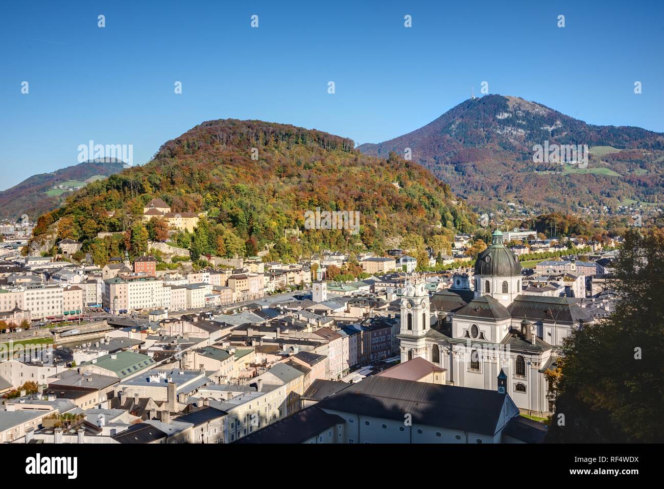 Salzburg, Stadtpanorama Richtung Kapuzinerberg, Universitätskirche im Vordergrund - Salzburg, Panoramic View Stock Photo