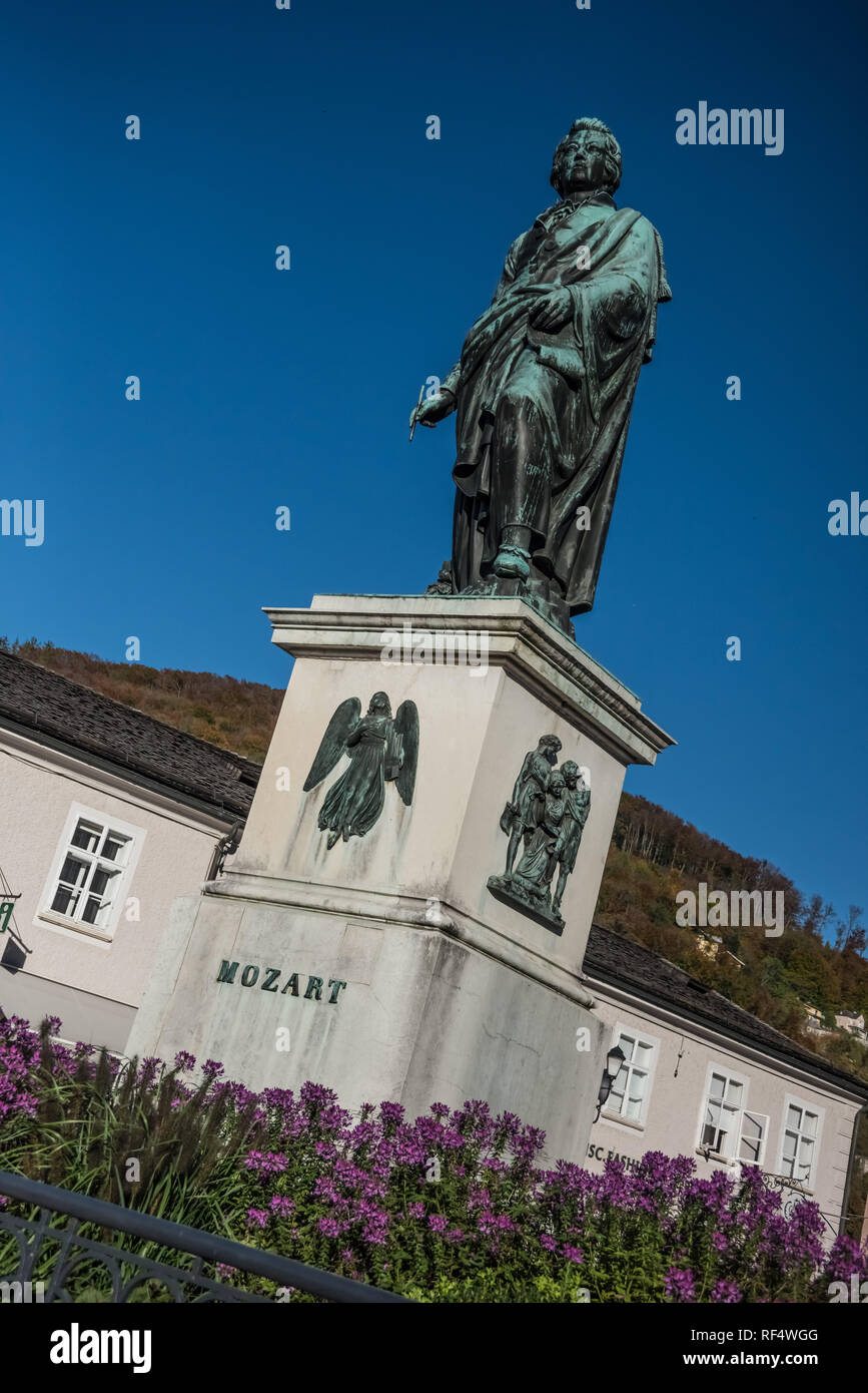Salzburg, Mozartplatz, Mozartdenkmal - Salzburg, Mozartplatz, Mozart Memorial Stock Photo