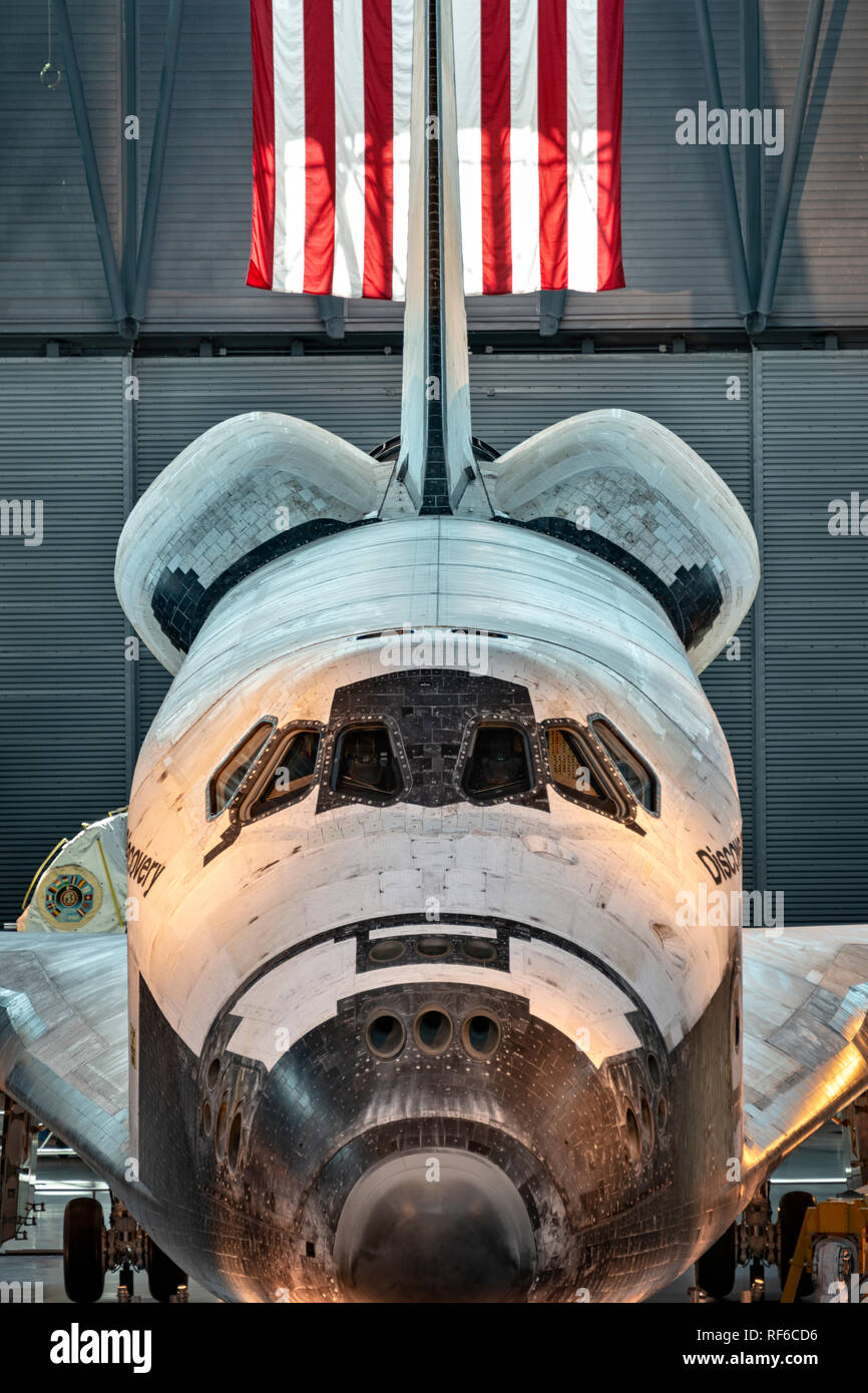 The Space Shuttle Discovery displayed with an American Flag in the  James S. McDonnell Space Hangar, Udvar-Hazy Center in Chantilly, VA Stock Photo