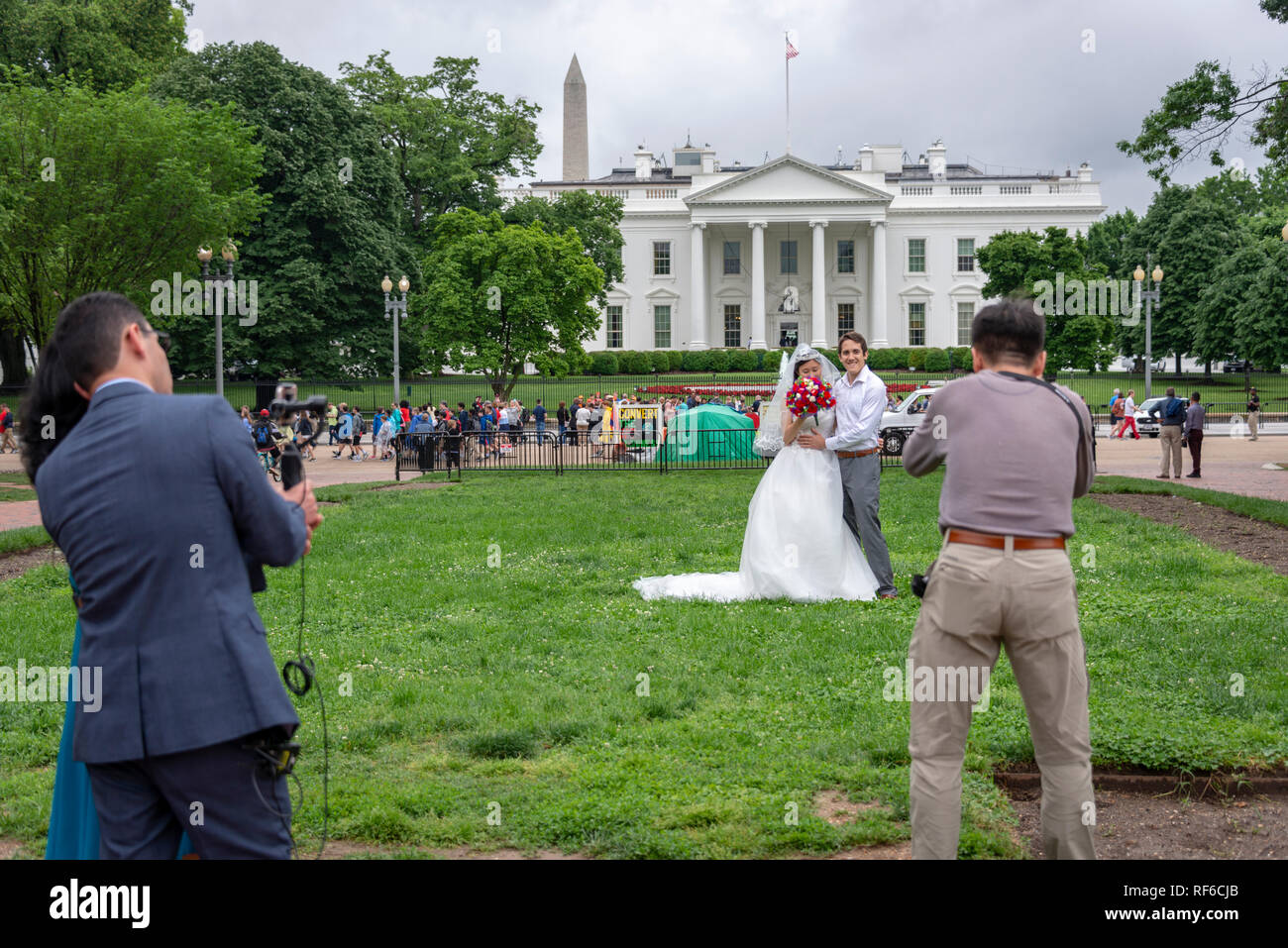 A bride and groom having wedding photographs taken in front of the White House, Washington DC USA Stock Photo