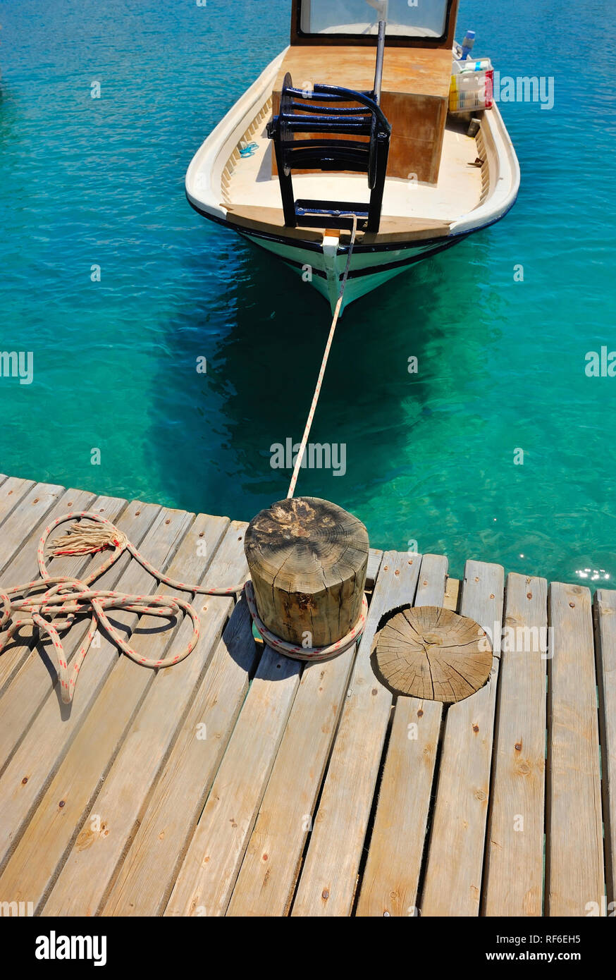 Old rope tied wooden pole hi-res stock photography and images - Alamy