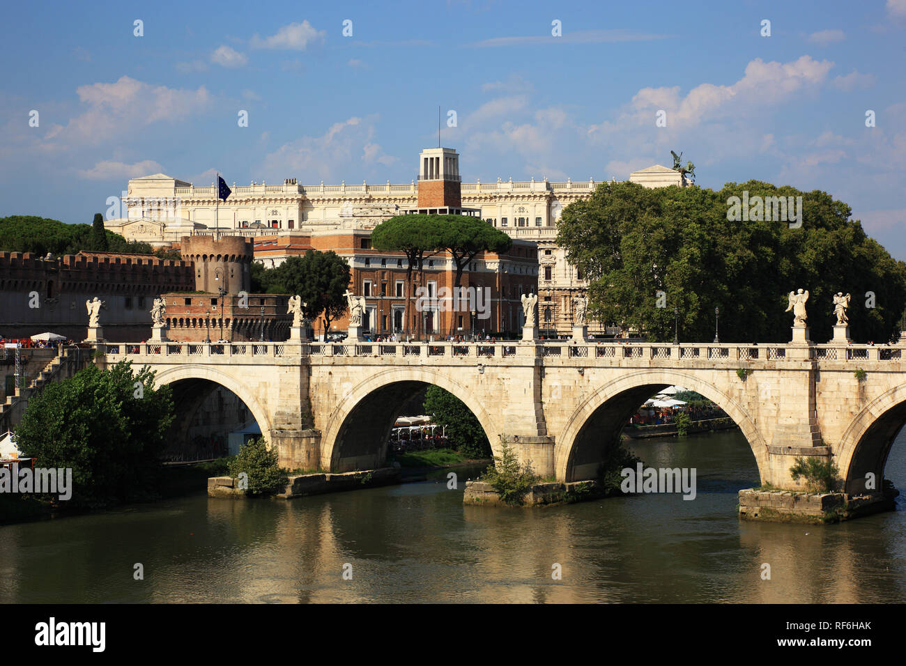 Die Engelsbrücke, Ponte Sant’Angelo, über den Tiber in Rom Stock Photo