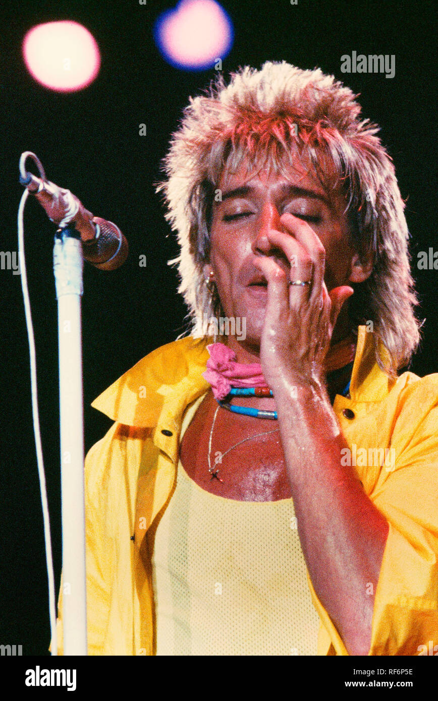With Rod Stewart High Resolution Stock Photography And Images Alamy