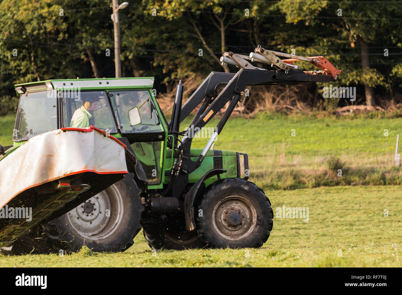 Traktor mit Mähwerk Stock Photo