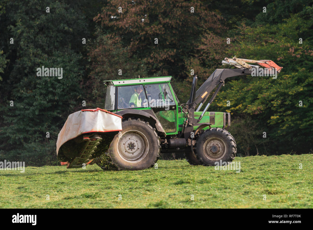 Traktor mit Mähwerk Stock Photo