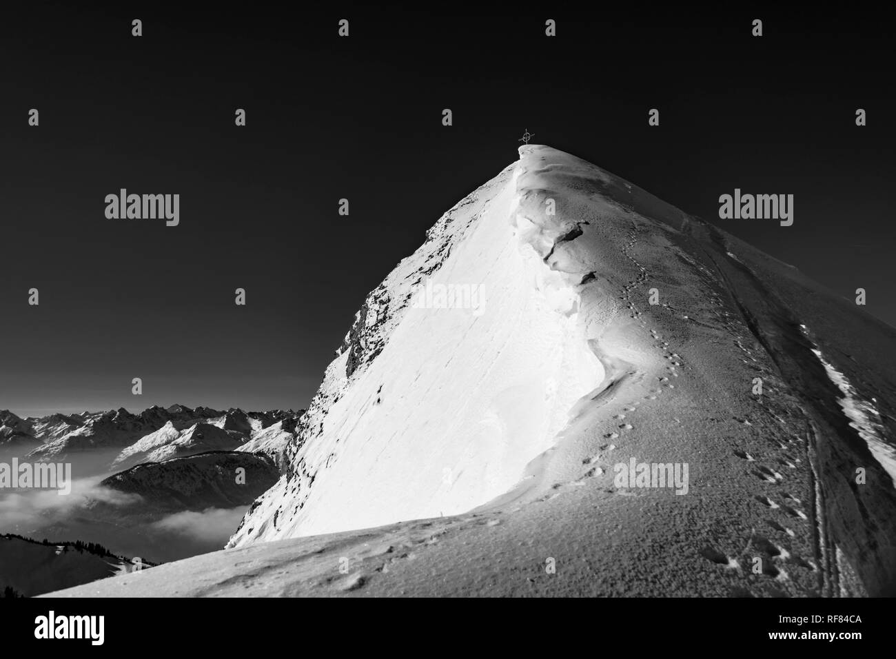 Winter summit ridge of the Schneidspitze, in the background the Allgäu Alps, Reutte, Außerfern, Tyrol, Austria Stock Photo