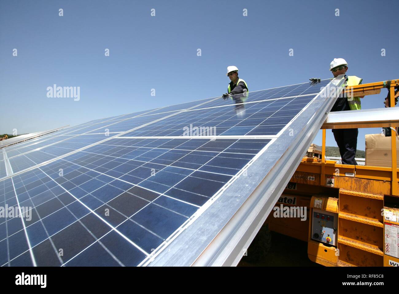 ESP, Spain, Beneixama: Solar power station, built by the german City-Solar-Group. Installation of solar modules into support Stock Photo