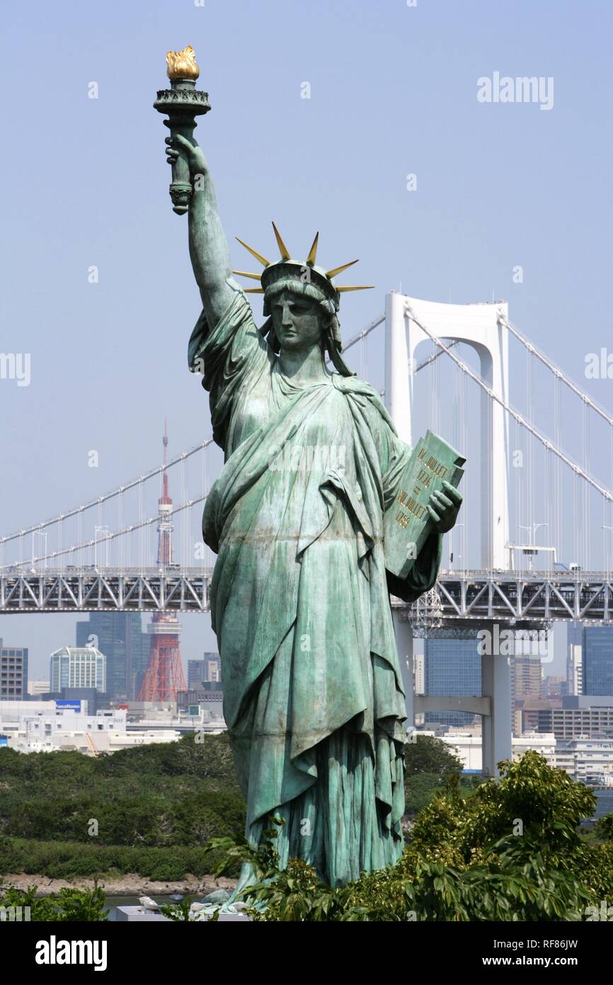 A replica of the Statue of Liberty in the Odaiba district of the