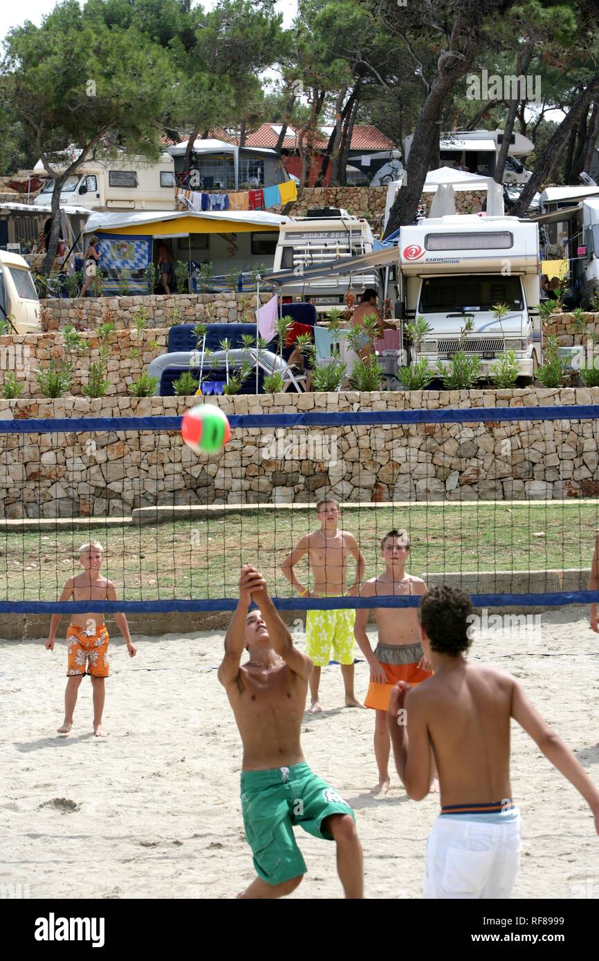 Children playing beach volleyball hires stock photography and images Alamy