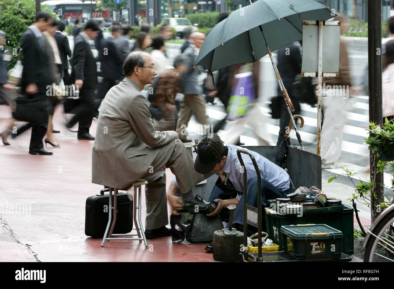 Shoe shine service tokyo station hi-res stock photography and images