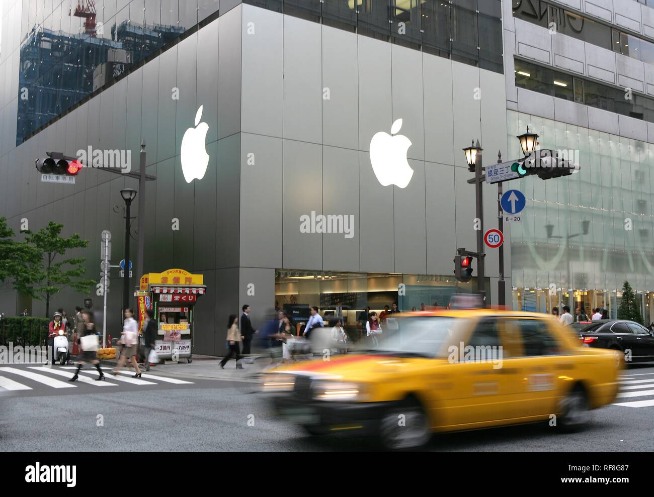 Apple Computers store on Chuo Dori Street, luxury shopping and entertainment district, Ginza, Tokyo, Japan, Asia Stock Photo