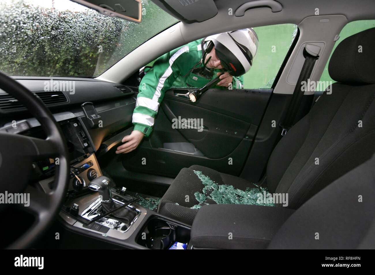 Police officer inspecting a car broken into by thieves who have stolen a  radio and navigation system, Essen Stock Photo - Alamy