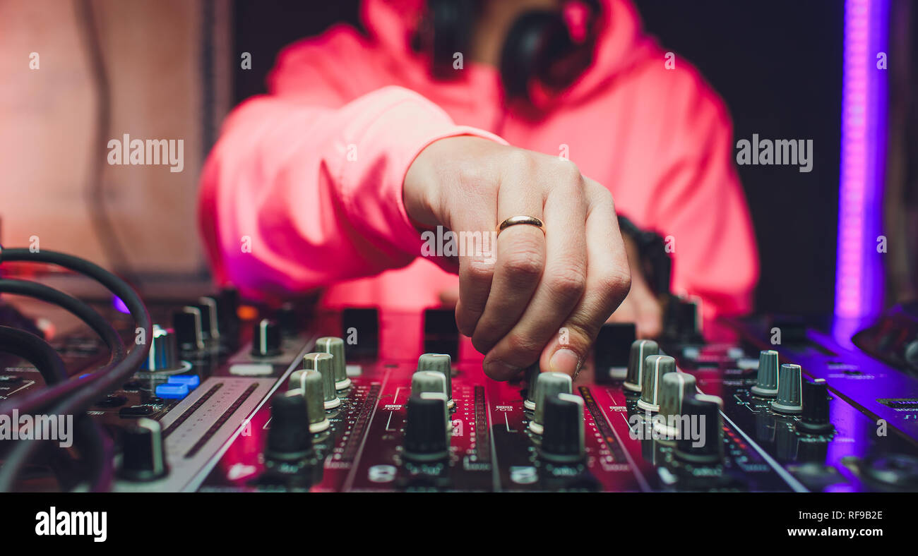 Hands Of Dj Mix Tracks On Digital Turntable And Software On Laptop With Professional Mixing Software Disc Jockey Play Music Show Stock Photo Alamy