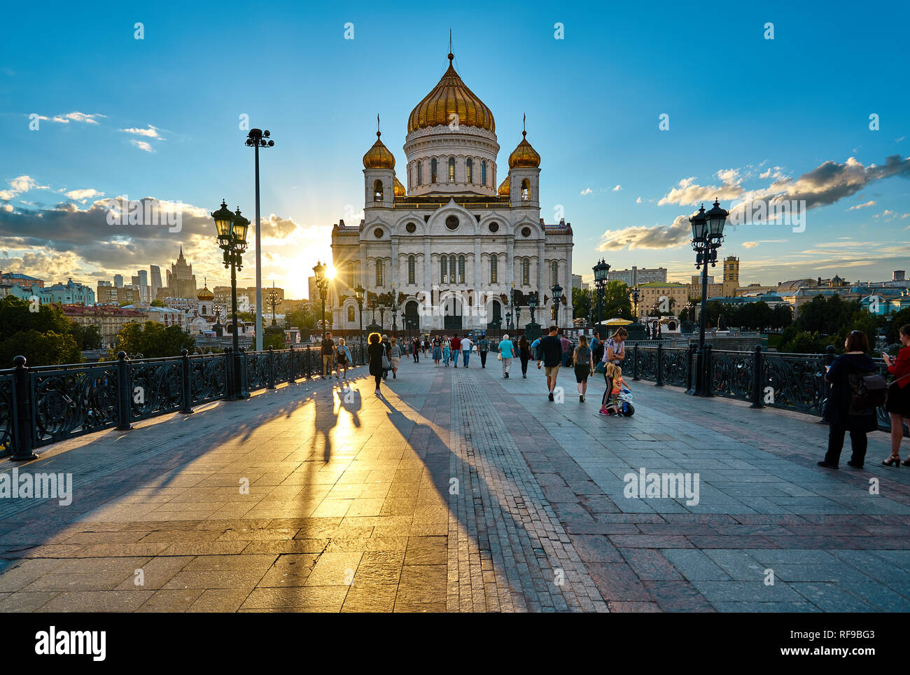 Patriarshiy Bridge and Cathedral of Christ the Savior at sunset, Moscow ...