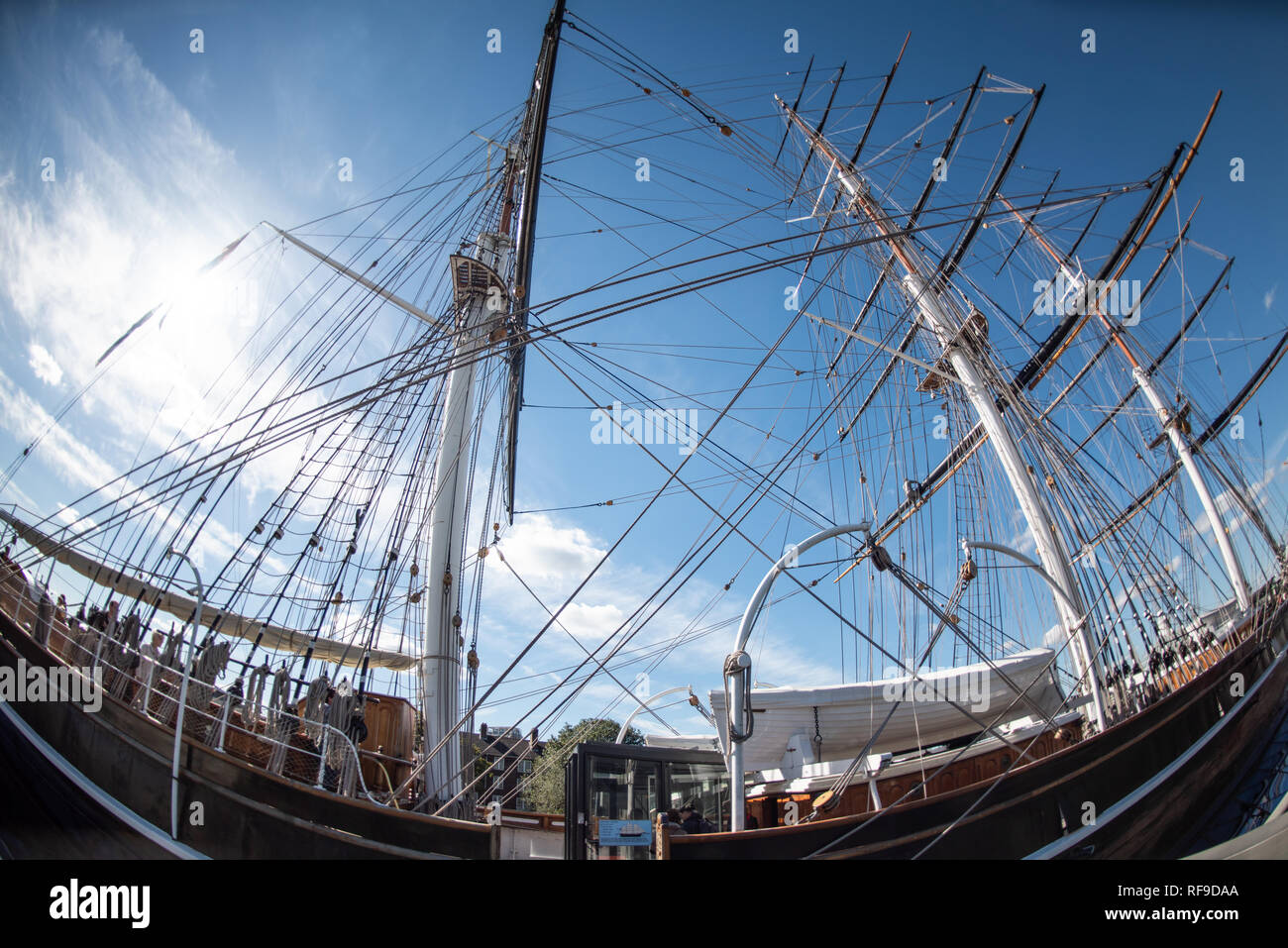 Klinik Awaken frakke GREENWICH, UK - The Cutty Sark is a restored historic British clipper  sailing ship that is now open as a tourist attraction in Greenwich, London.  It was built in 1869 and in