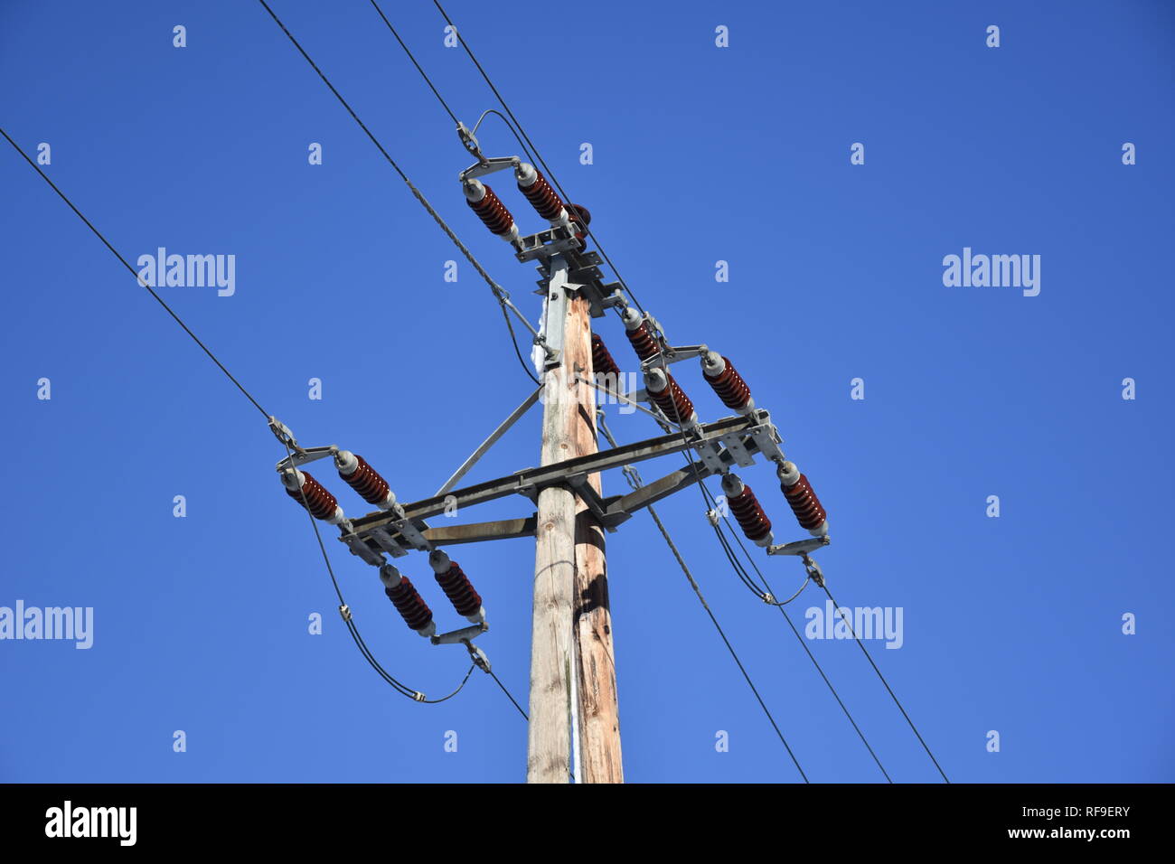 Leitung, Stromleitung, Niederspannung, kV, Volt, Kilovolt, Holzmast, Mast,  Holz, Isolator, Drehstrom, Isolatoren, Kabel, Seil, Abspannung, Energie  Stock Photo - Alamy