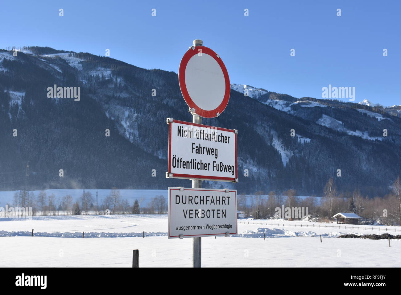 Allgemeines Fahrverbot, Verkehrszeichen, Schild, Tafel, Verbot, Fahrverbot, Durchfahrt, verboten, Weg, Fahrweg, Feldweg, Privat, Pinzgau, Salzburg, Ho Stock Photo