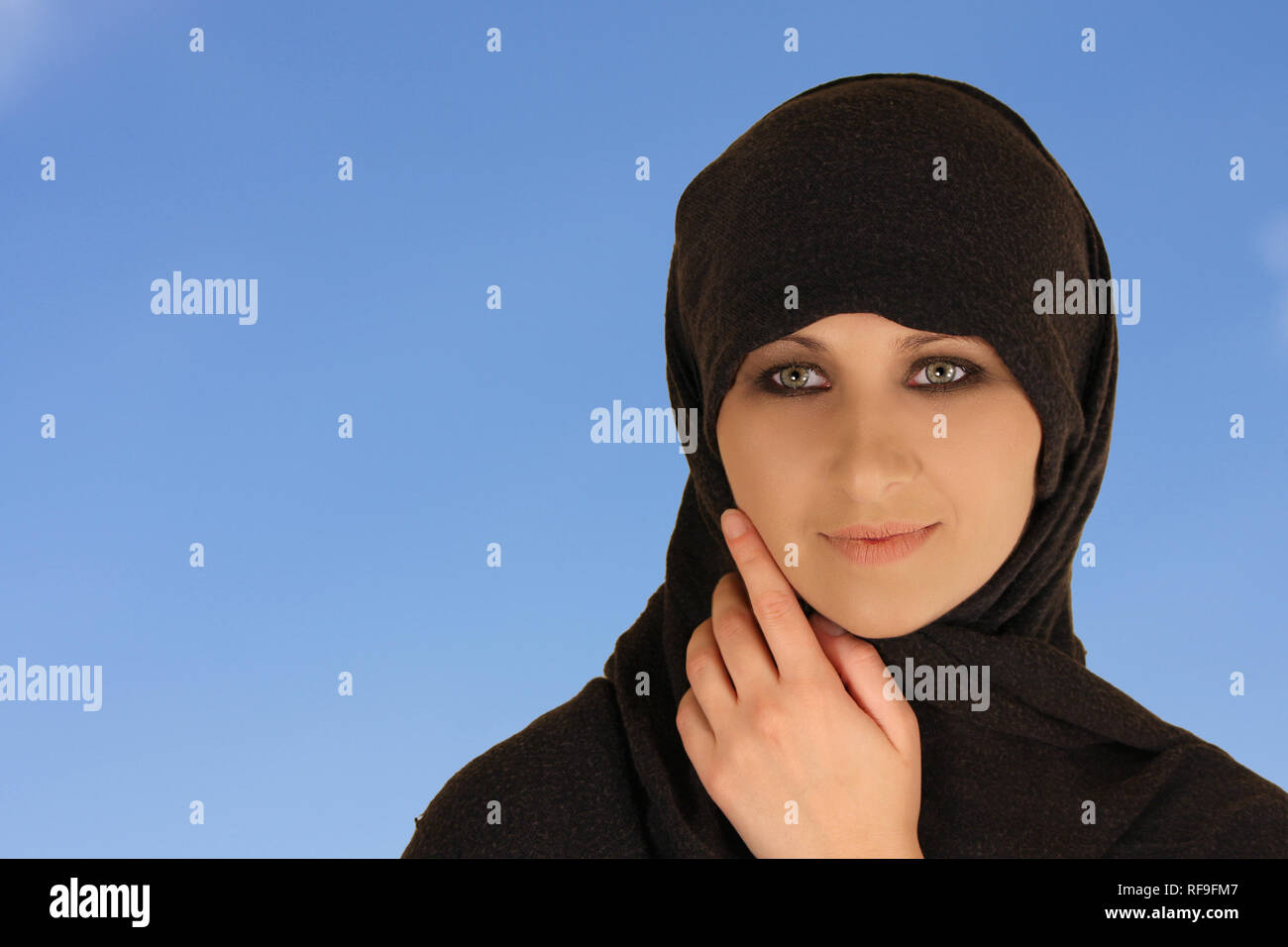 Muslim woman isolated hi-res stock photography and images - Alamy