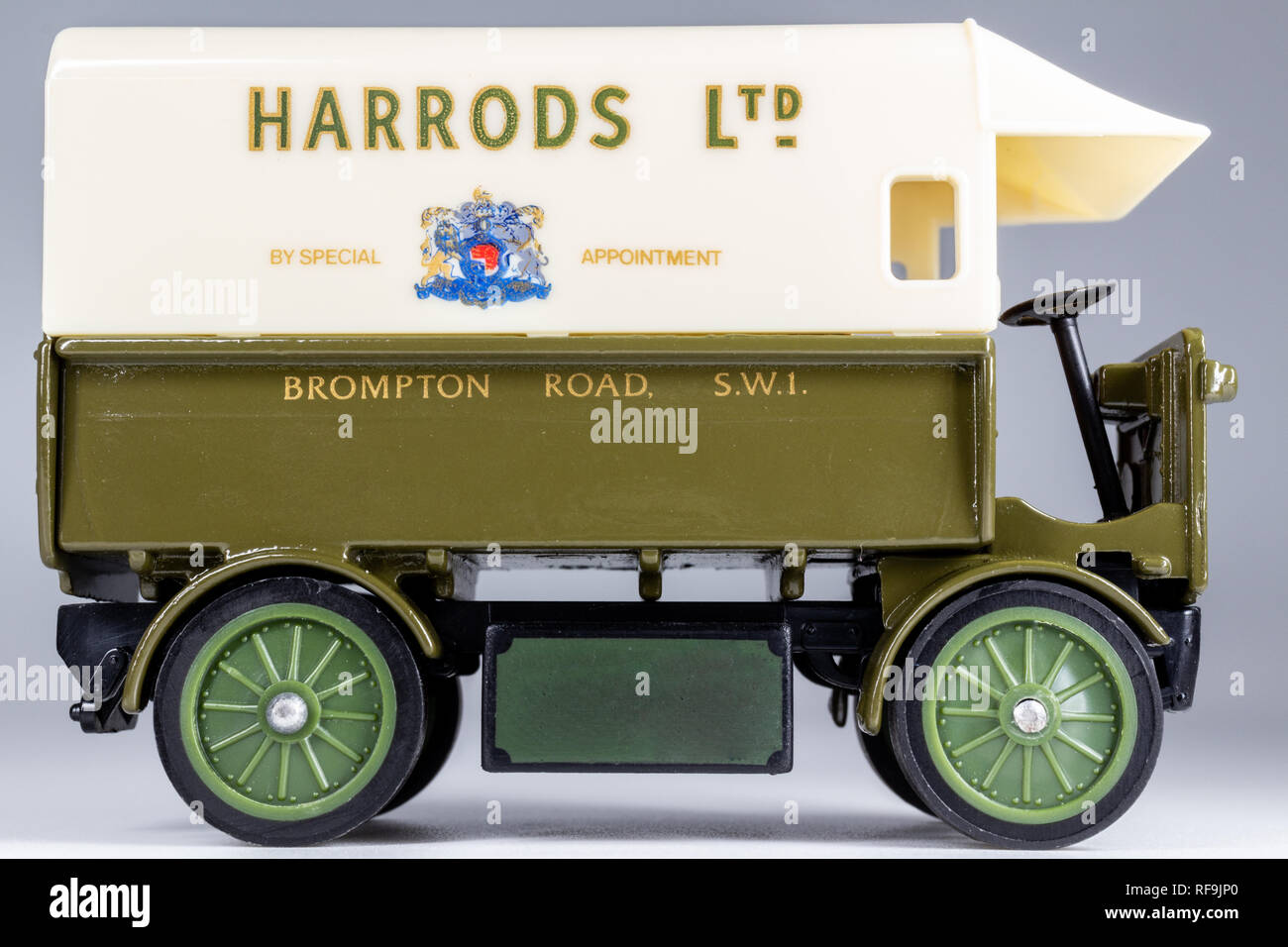 Matchbox Models of Yesteryear Y29 Walker Electric Van 1919, macro side