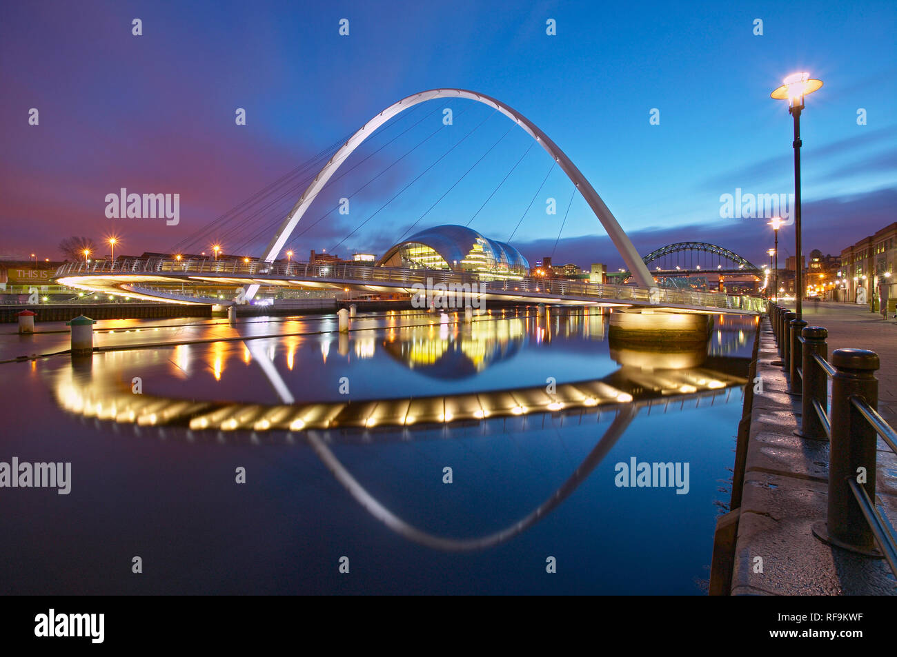 Illuminated bridges hi-res stock photography and images - Alamy