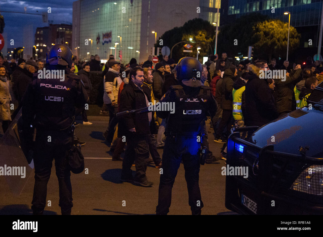 Madrid, Spain. 24th January, 2019. Police officers are seen standing on guard during a taxi driver strike near Fitur, the Tourism Fair that is to take place this week at IFEMA in Madrid. The drivers are demanding more stringent regulation for rental vehicles with drivers (VTC), who use Uber or Cabify applications. Credit: SOPA Images Limited/Alamy Live News Stock Photo