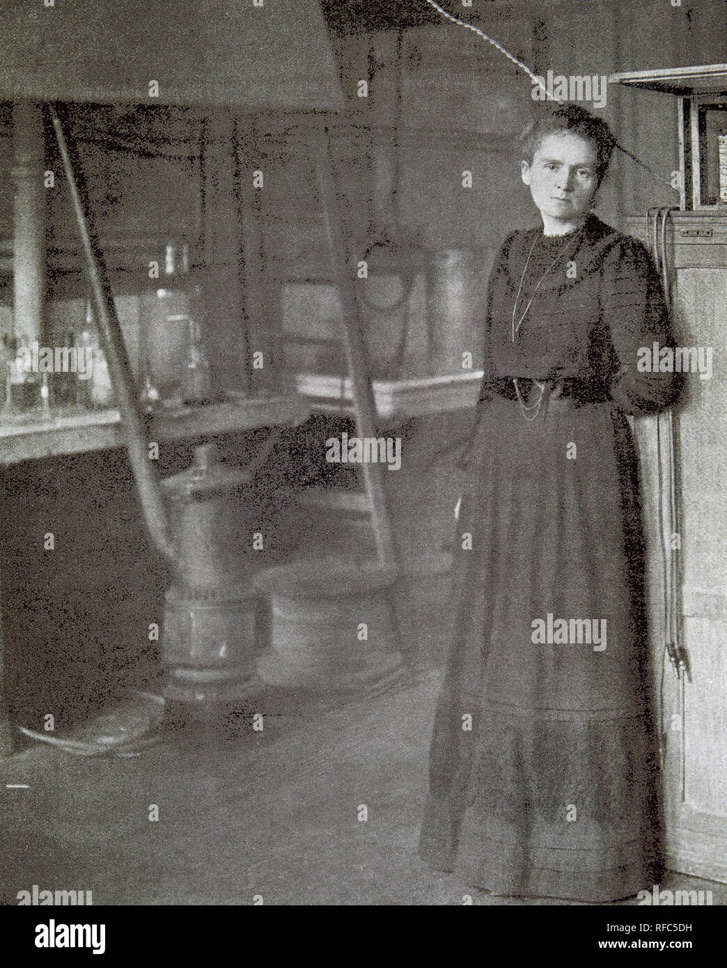 CURIE, Marie (Warsaw, 1867-Sancellemoz, 1934). French physicist. Along with her husband, Pierre Curie discovered radium in 1898 and received the Nobel Prize for Physics in 1903 and for Chemistry in 1911. It was the first woman to occupy a position in higher education (1906). Marie Curie in their laboratory. 'L'Illustration', 1911. Stock Photo