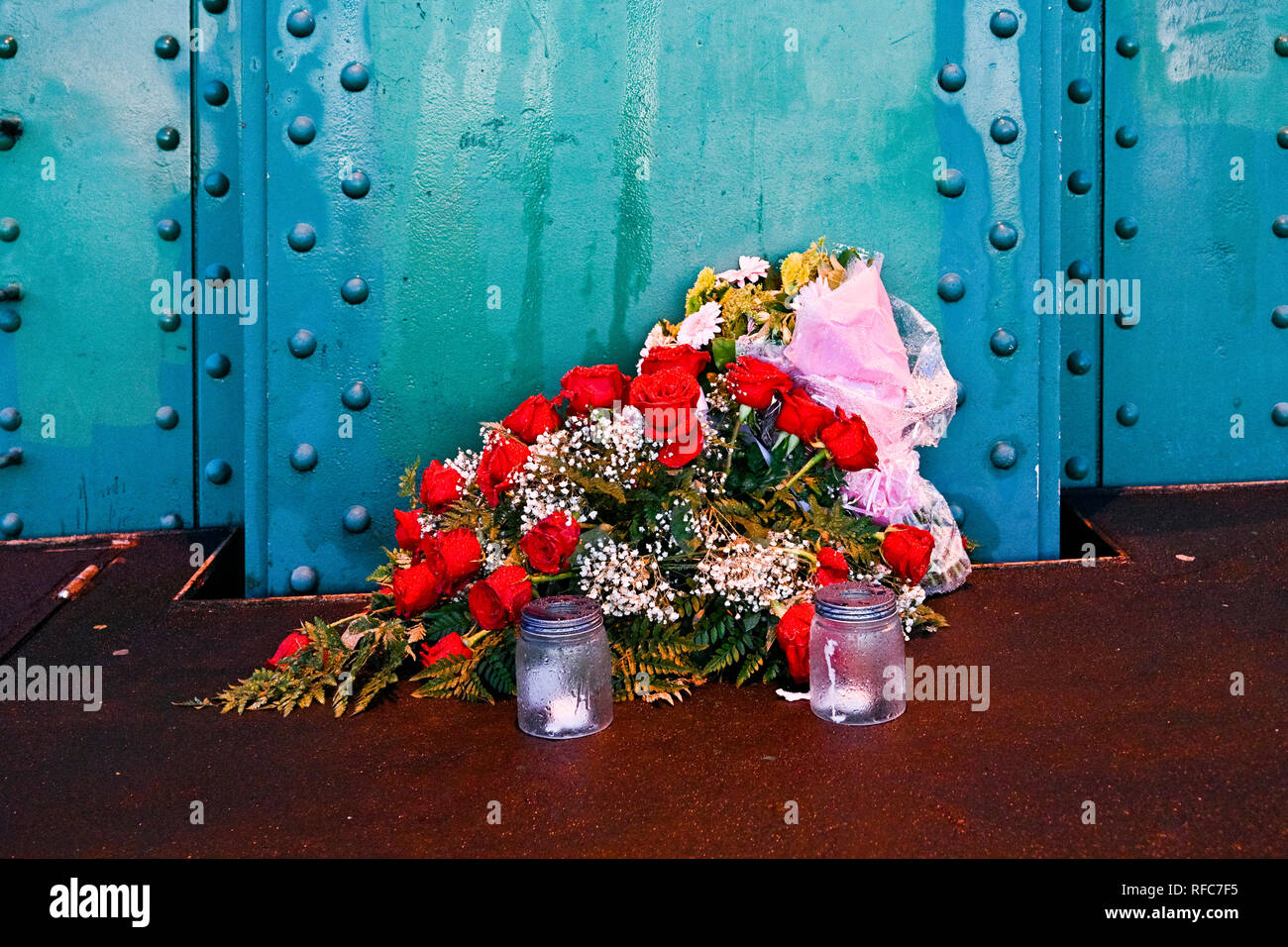 Roses left as memorial to suicide victim, Lions Gate Bridge, Vancouver, British Columbia, Canada Stock Photo