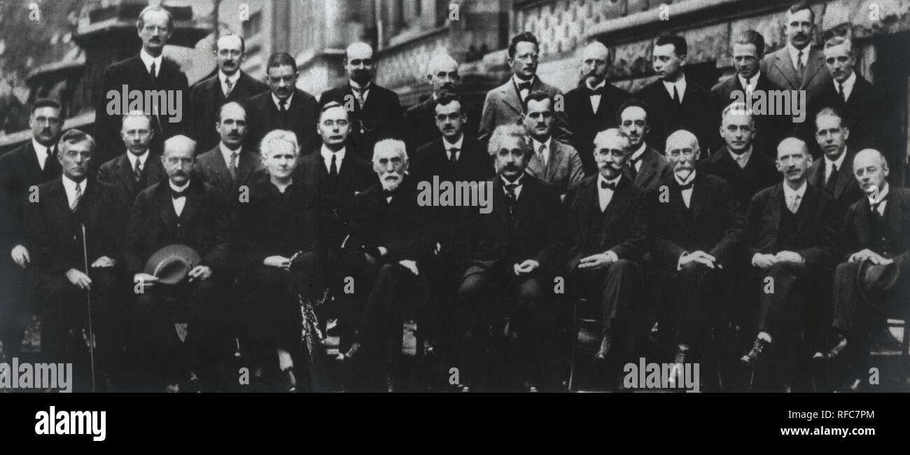 Fifth Solvay Conference on Physics . Group of scientists attending the event held in Brussels in 1927 composed of (from left to right and from back to front): Picard, Auguste (1884-1962); Henriot, Émile (1885-1961); Ehrenfest, Paul (1880-1933); Herze, Edouard (1877-1936); Donder, Théophile de (1872-1957); Schrodinger, Erwin (1887-1961); Verschaffelt, Jules-Émile (1870-1955); Pauli, Wolfgang Ernst (1900-1958); Heisenberg, Werner (1901-1976); Fowler, Ralph Howard (1889-1944); Brillouin, Léon (1889-1969); Debye, Peter (1884-1966); Knudsen, Martin (1871-1949); Bragg, William Lawrence (1890-1971);  Stock Photo
