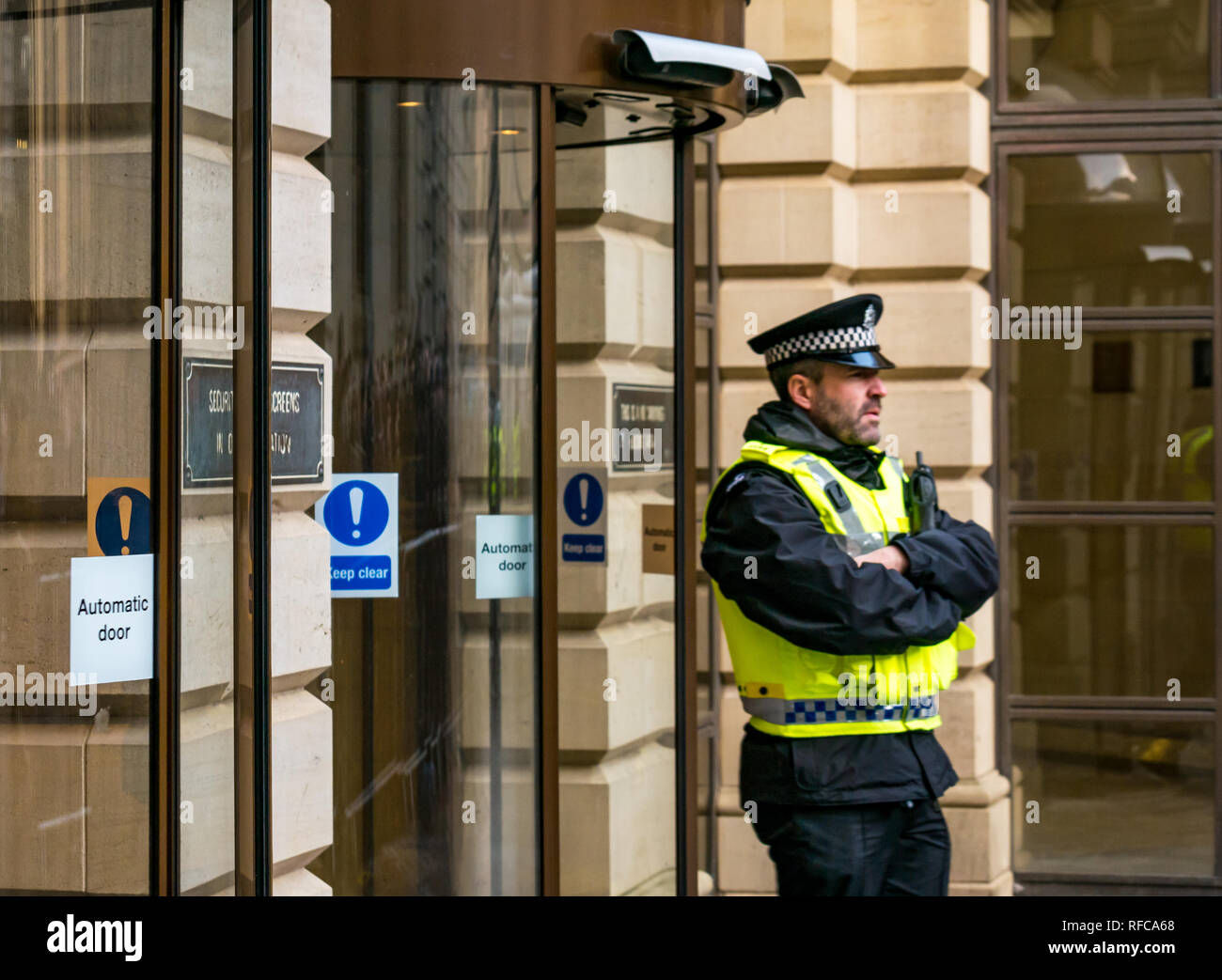 Policeman in yellow vest on duty at Edinburgh Sheriff Court. Edinburgh, Scotland, UK Stock Photo