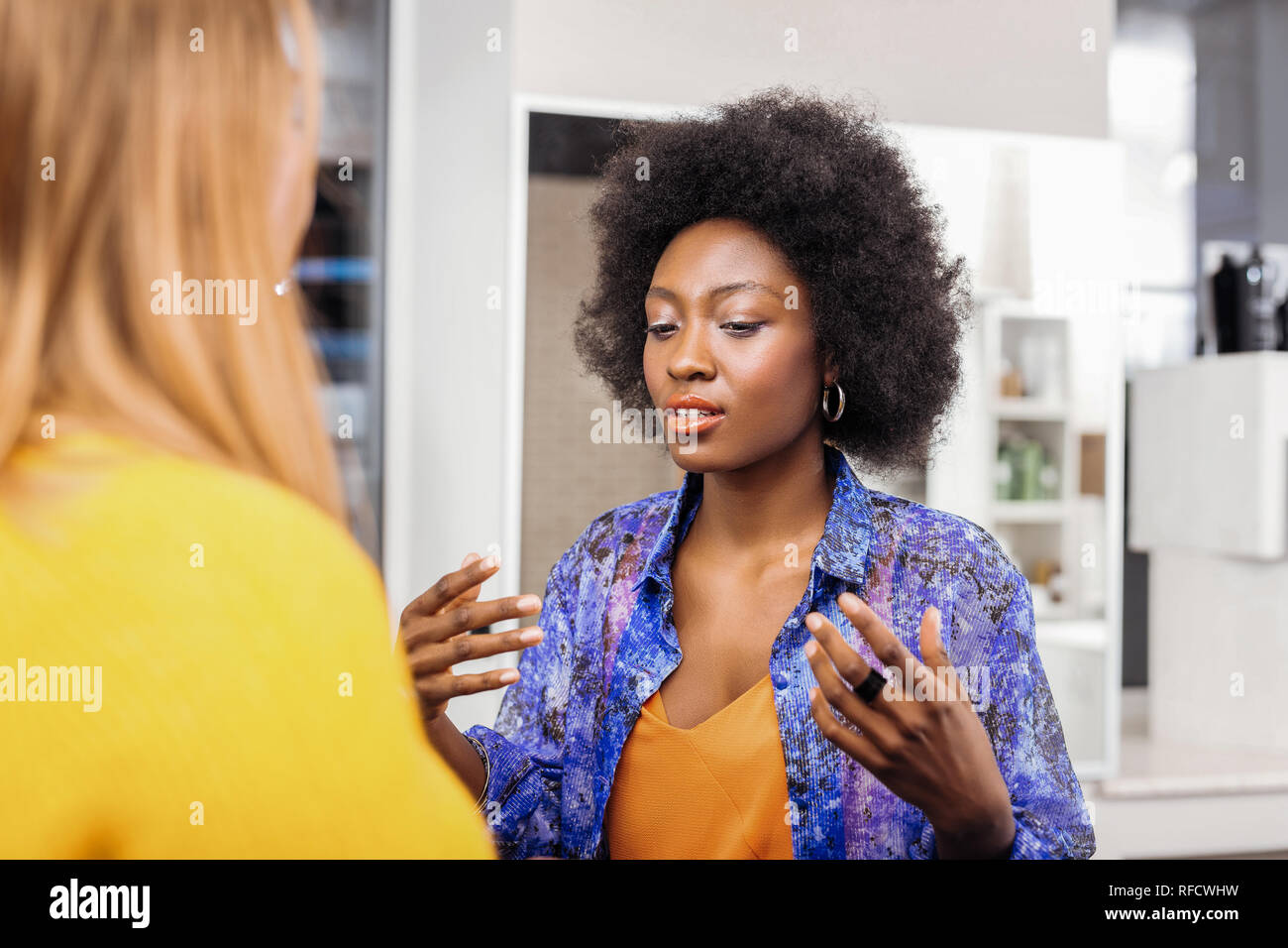 Dark skinned model hi-res stock photography and images - Alamy