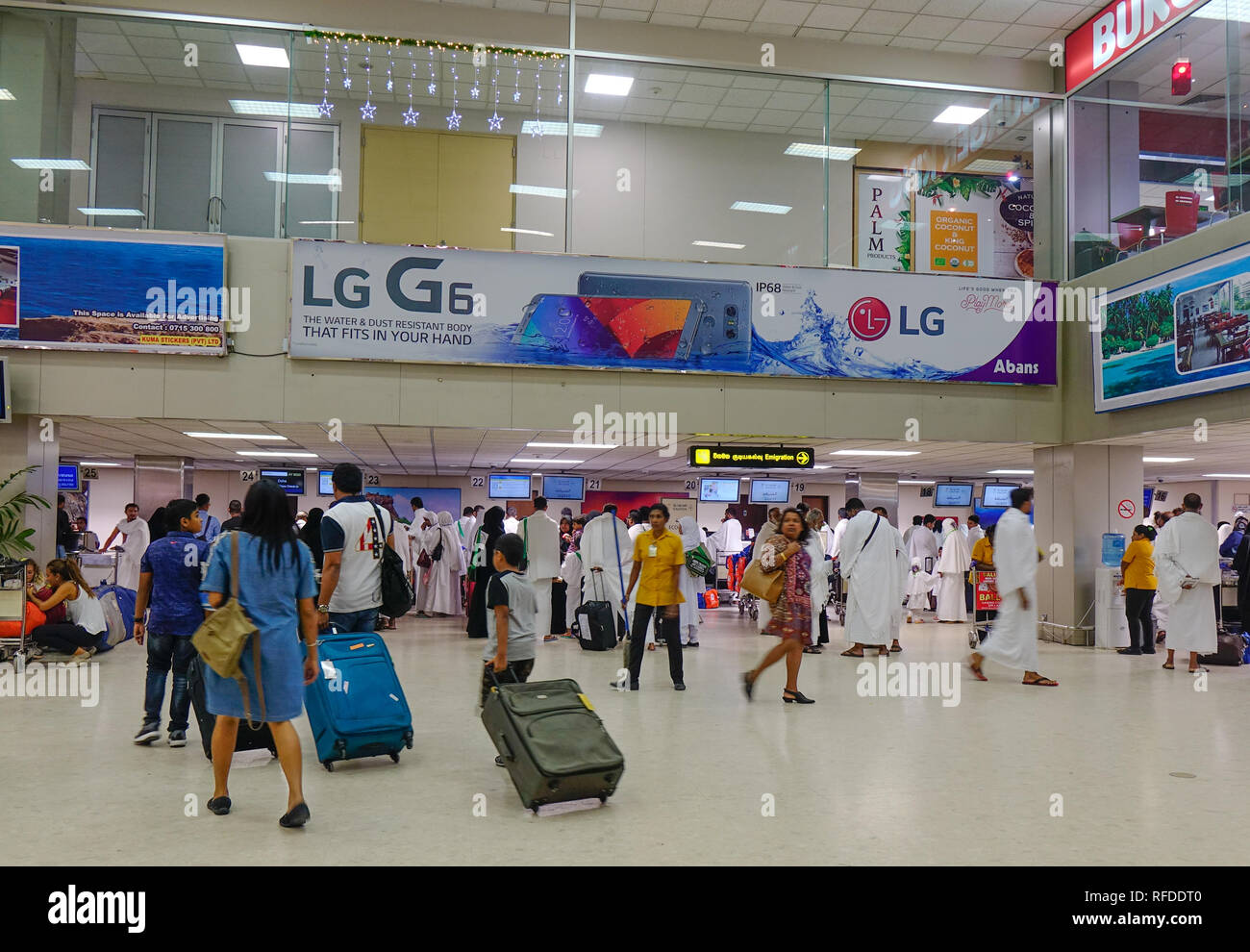 Аэропорт коломбо шри табло. Аэропорт Коломбо Бандаранайке. Шри Ланка аэропорт Бандаранайке. Аэропорт Шри Ланки Коломбо. Аэропорт Бандаранаике Шри Ланка.
