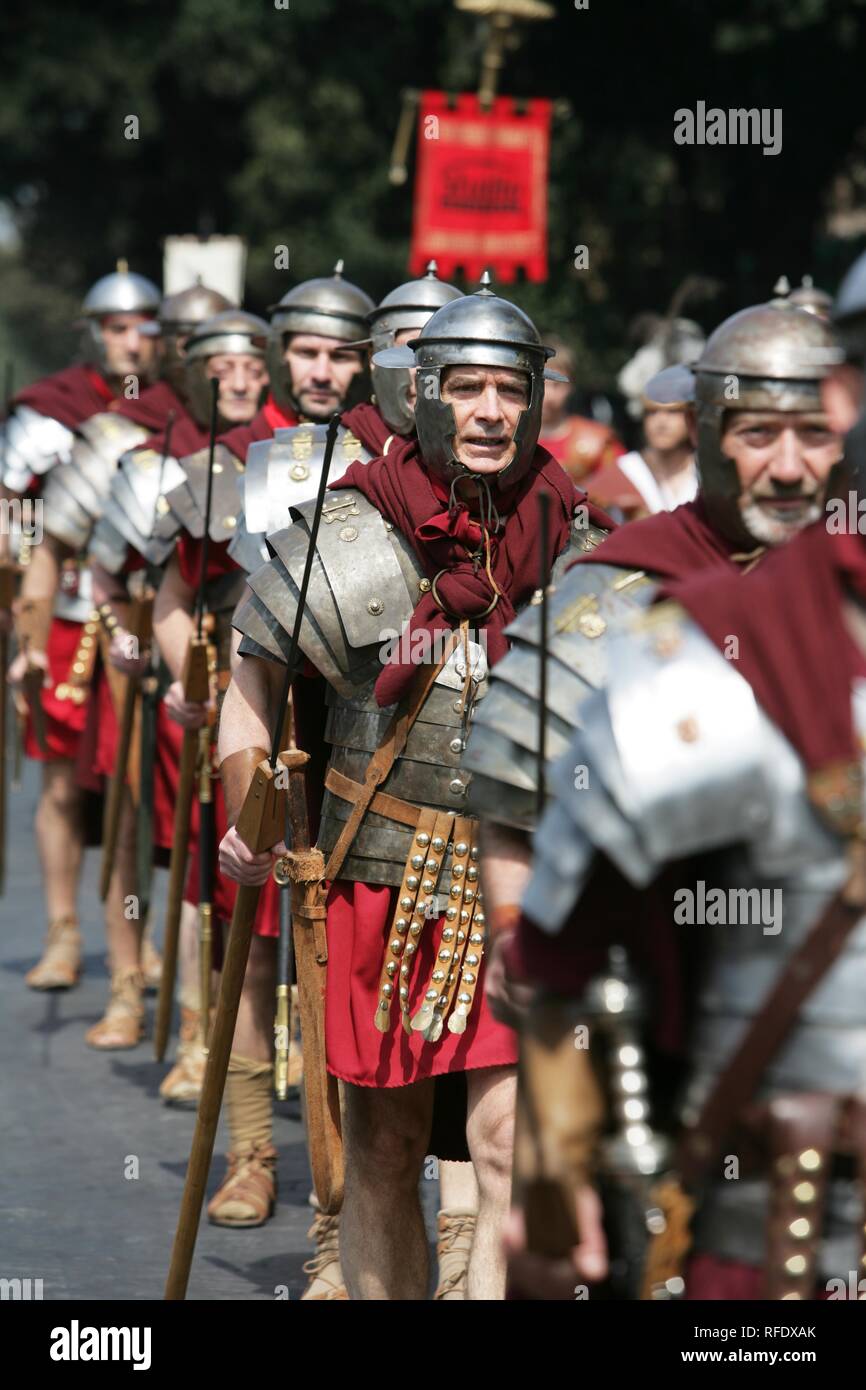 Roman soldiers marching ancient hi-res stock photography and images - Alamy