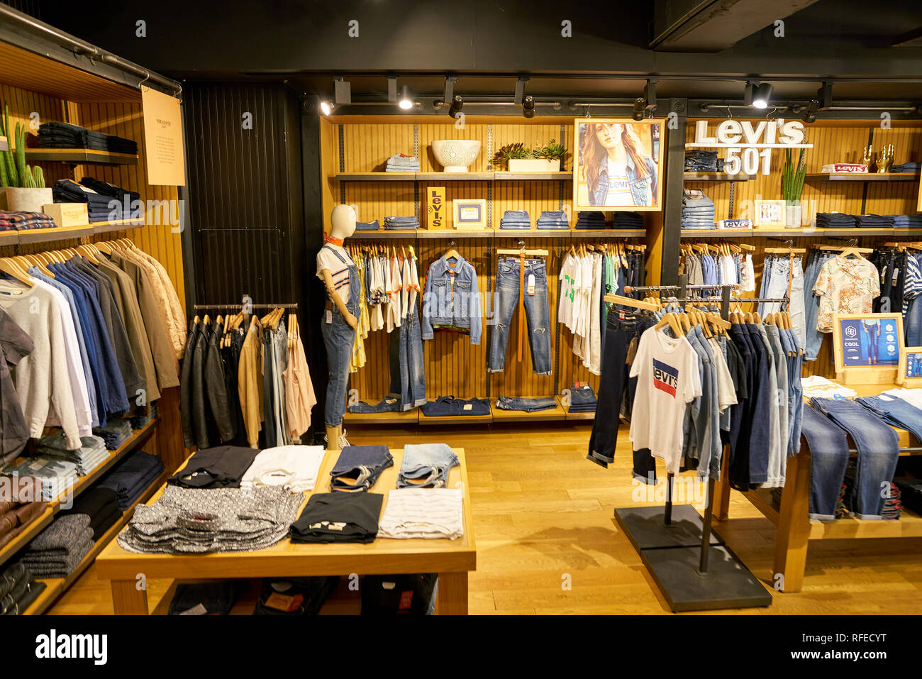 Italiaans bezoek Medicinaal SEOUL, SOUTH KOREA - CIRCA MAY, 2017: inside a Levi's store in Seoul. Levi  Strauss & Co. is a privately owned American clothing company known worldwid  Stock Photo - Alamy