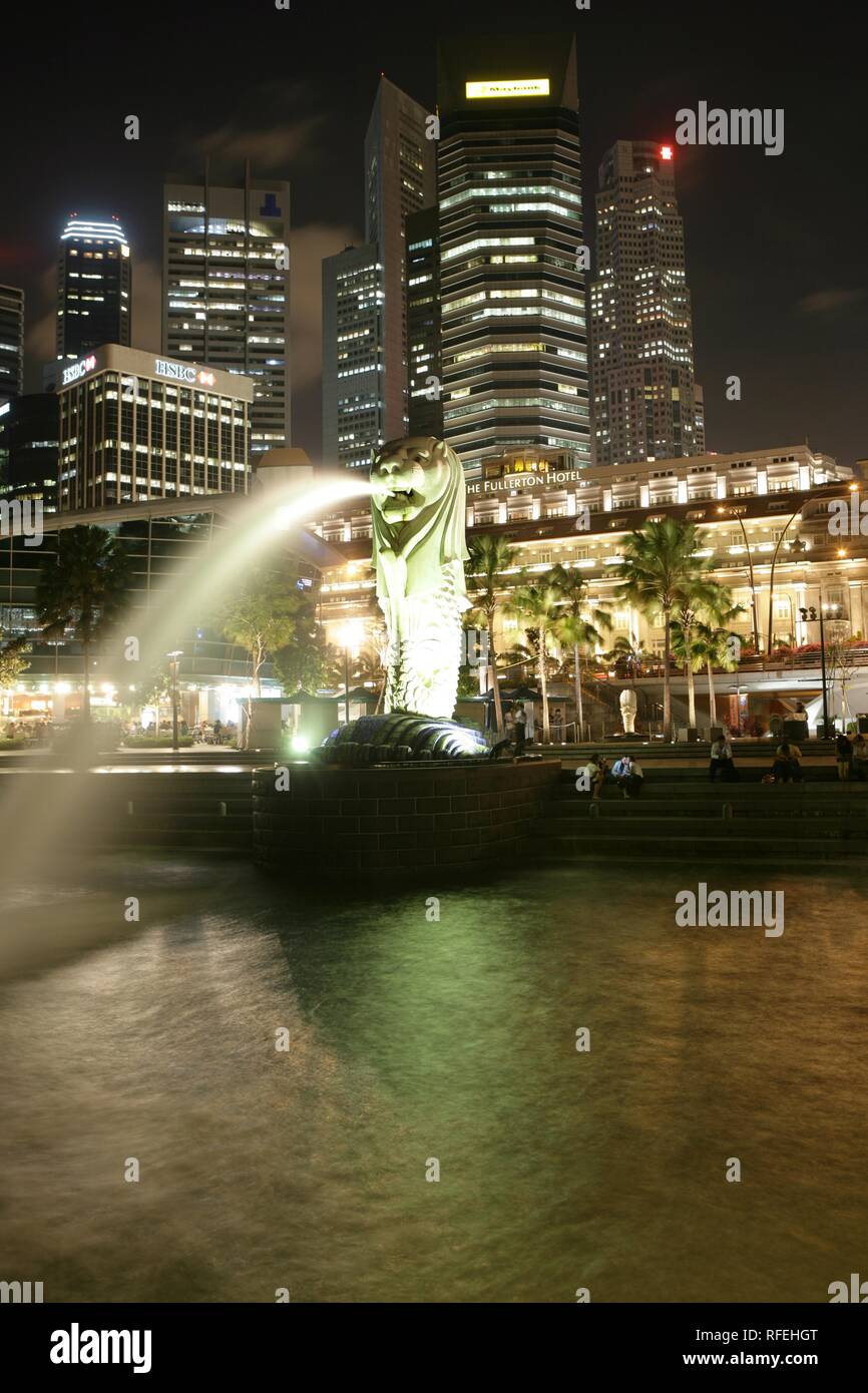 SGP, Singapore City Skyline. Merlion figure. Stock Photo Alamy