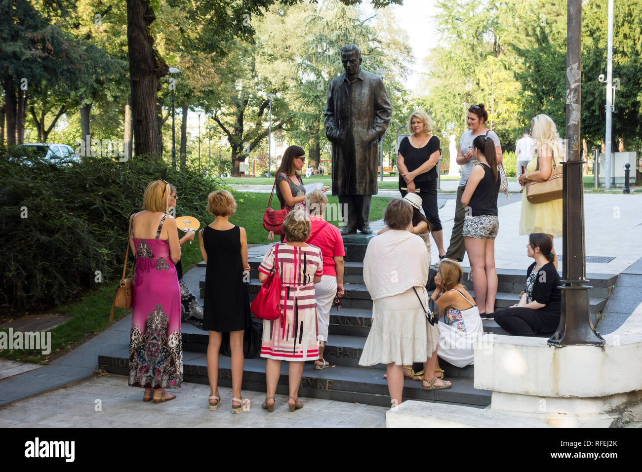 Guide speaking at the monument to Ivo Andric on the Andric's wreath in the center of Belgrade, at the entrance to the Pionir Park Stock Photo