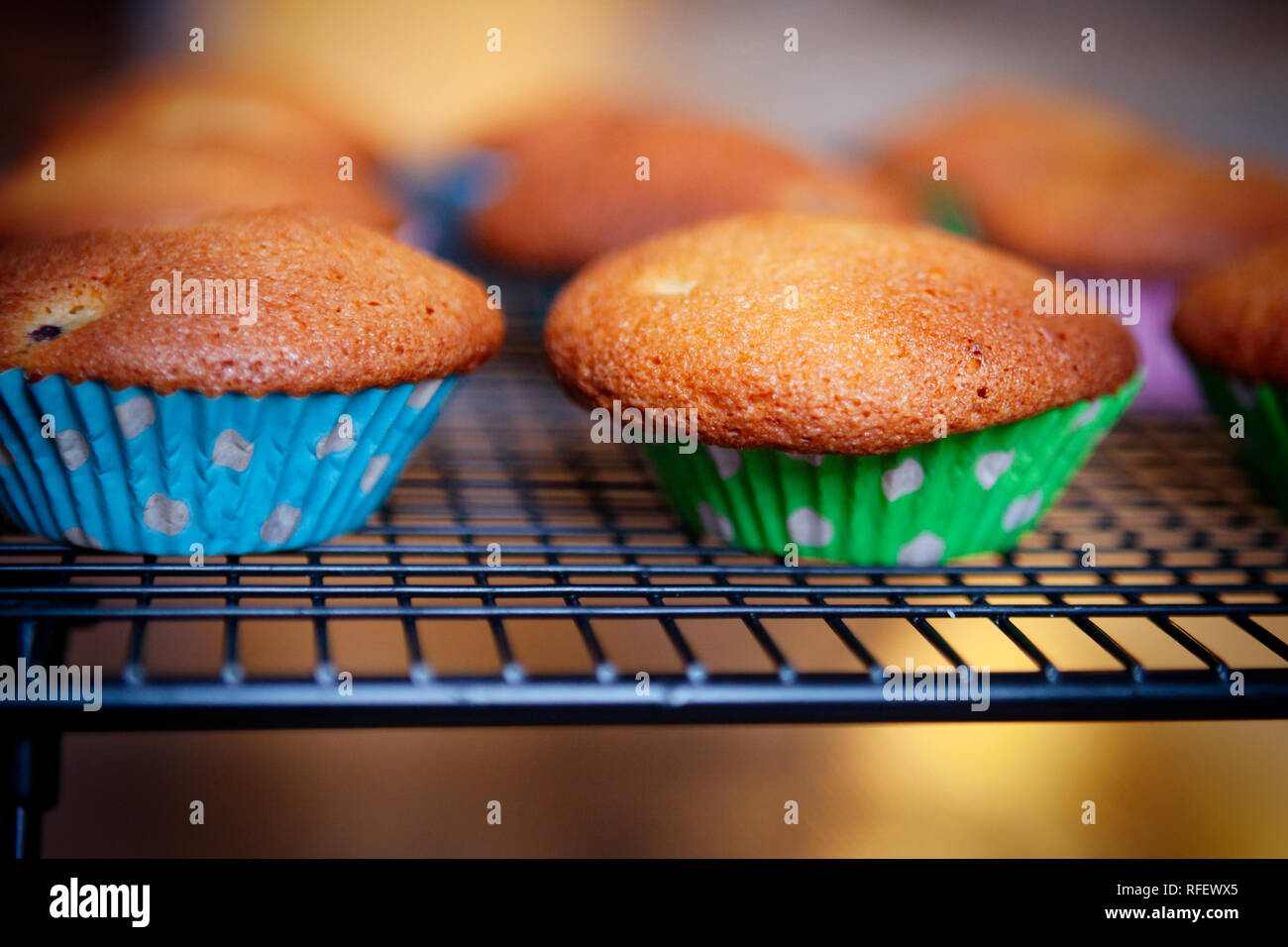 Blue cake wire rack hires stock photography and images Alamy