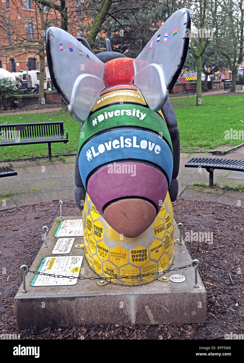 Bee In The City - Sackville Gardens featuring Alan Turing, Gay Village, Canal St, Manchester, Lancashire, England, UK Stock Photo