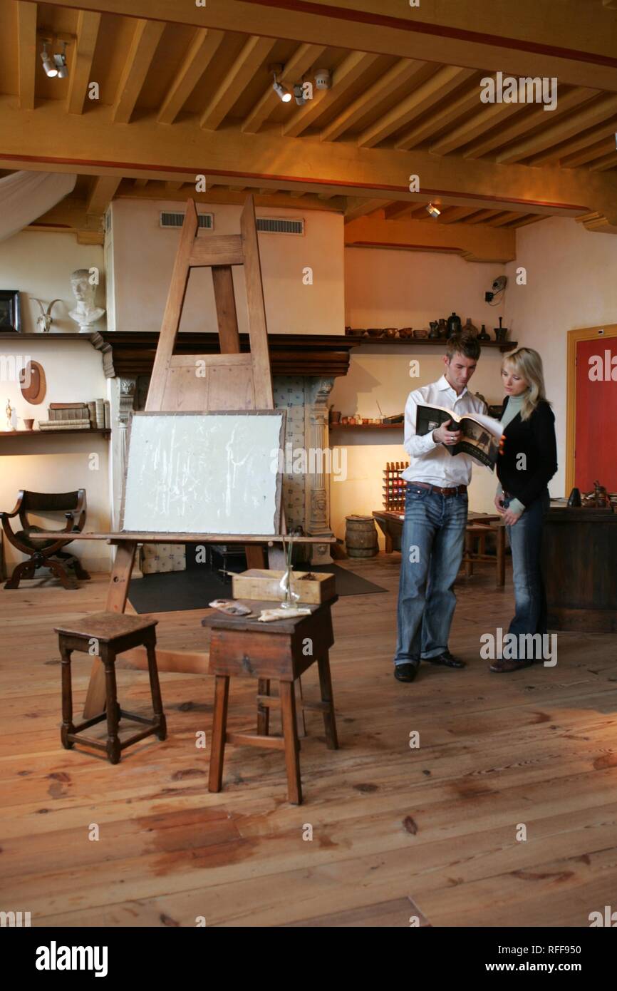Nld Netherlands Amsterdam Visitors In The Rembrandt House Museum Rembrandthuis Large Studio Where Rembrandt Worked Stock Photo Alamy