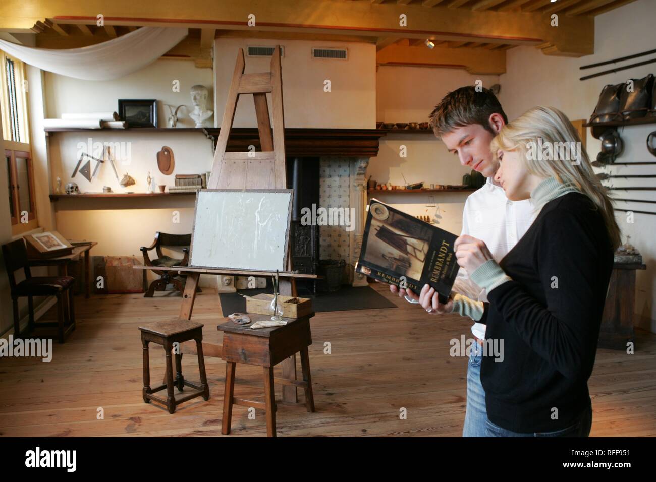 Nld Netherlands Amsterdam Visitors In The Rembrandt House Museum Rembrandthuis Large Studio Where Rembrandt Worked Stock Photo Alamy