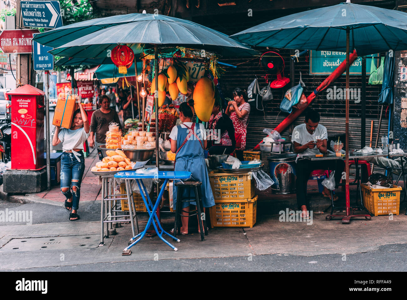 Bangkok, 12.11.18: Life in the streets of Bangkok. Vendors sell their ...