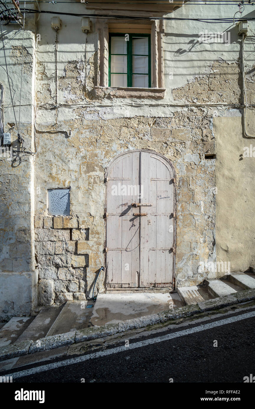 Traditional old house on a hill in Vittoriosa, Birgu, Malta Stock Photo