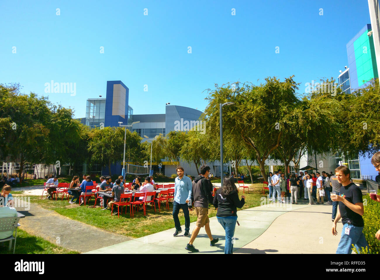 Employees working outdoors at Googleplex headquarters main office Stock Photo