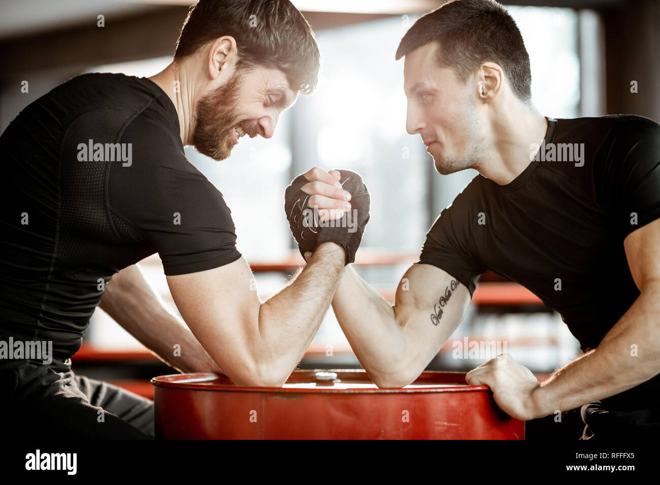 Arm wrestling hires stock photography and images Alamy