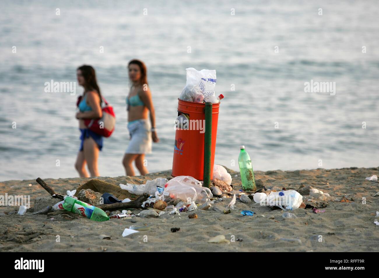 Грязная корзина турецкий 22. Загрязненные пляжи. Мусорный пляж. Туристы на пляже.