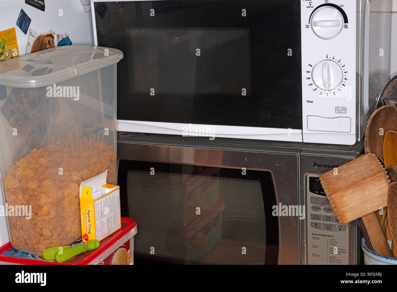 https://c8.alamy.com/comp/RFG5RJ/microwave-ovens-sitting-on-top-of-each-other-RFG5RJ.jpg