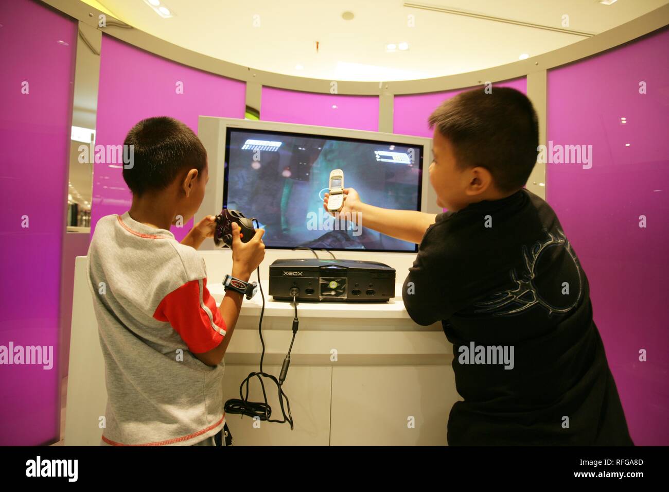 Bangkok shopping mall video game hi-res stock photography and images ...