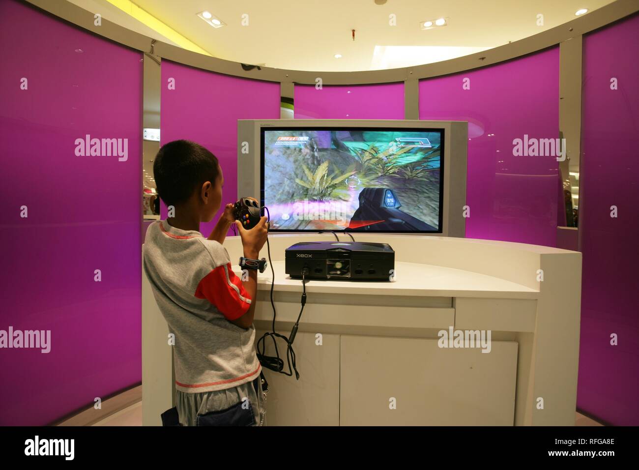 Bangkok shopping mall video game hi-res stock photography and images ...