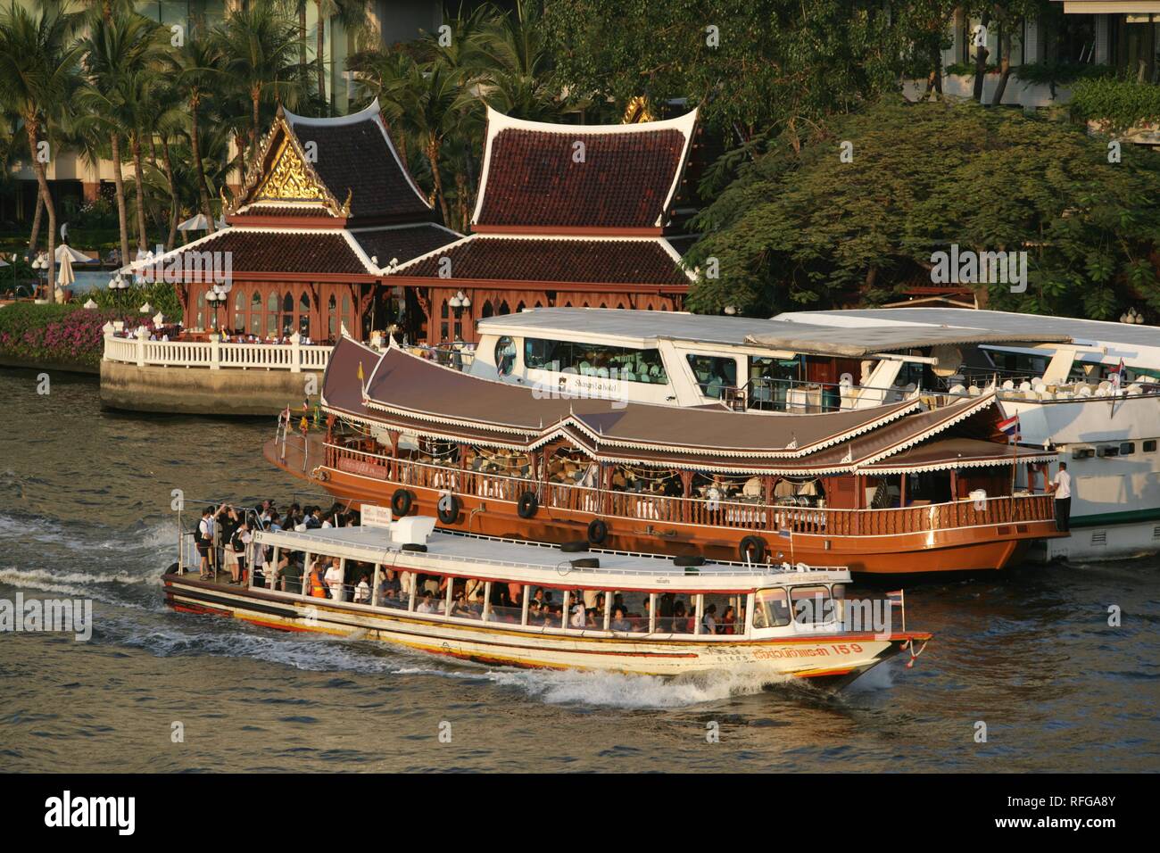 THA Thailand Bangkok Ferry boats on the Chao Phraya river Stock Photo ...