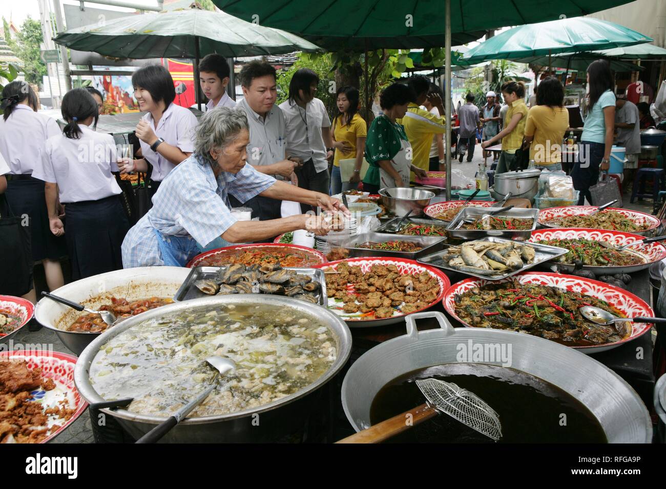 THA Thailand Bangkok Hot food stall on the street Stock Photo Alamy